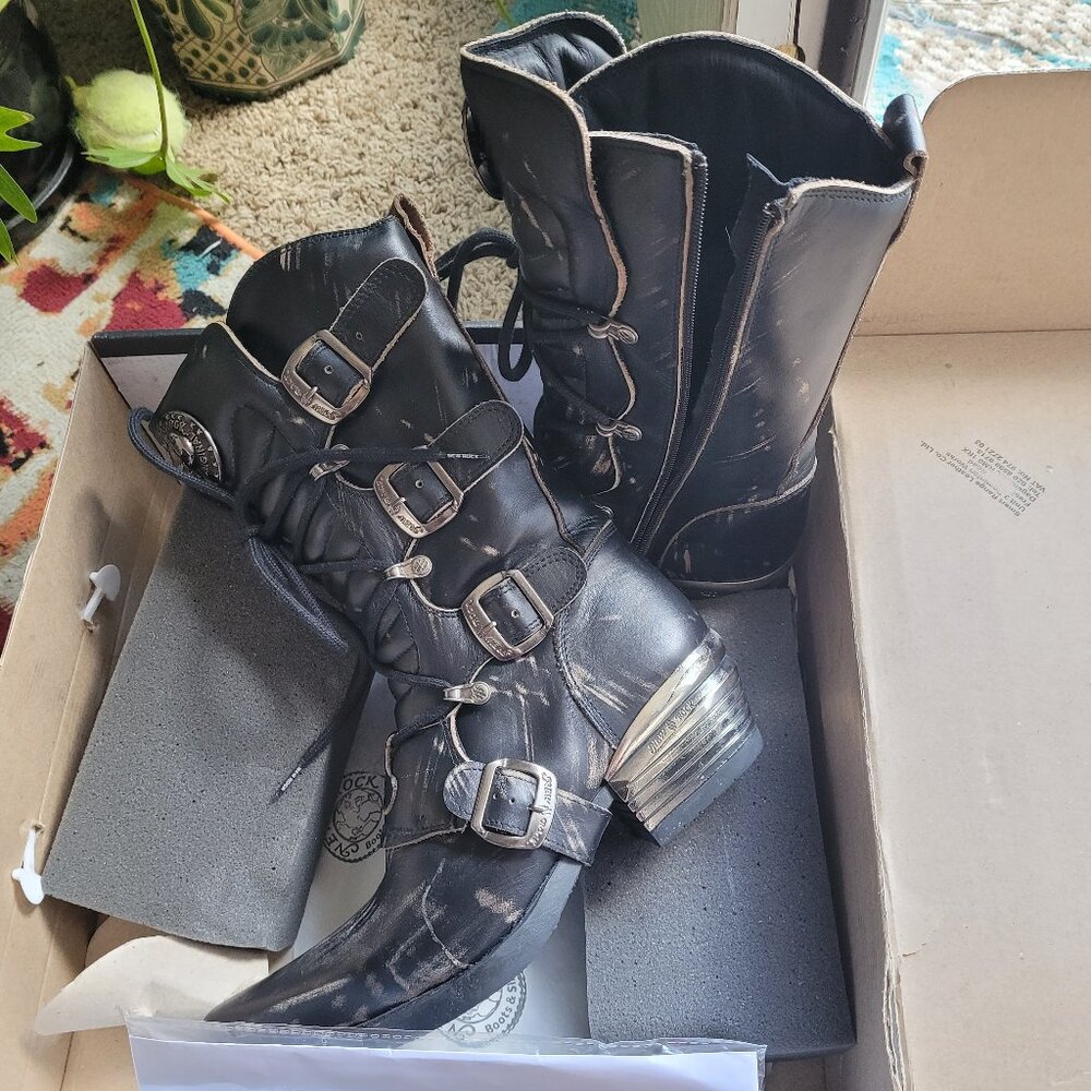 NEW YEAR NEW ROCK DISTRESSED BOOT UNISEX